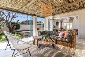 Luxury Flamingo Villa at beach with Pool and Solar Back Up