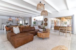 Luxury Flamingo Villa at beach with Pool and Solar Back Up