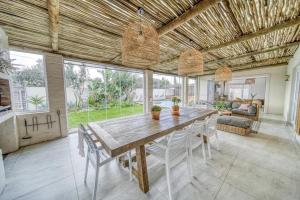 Luxury Flamingo Villa at beach with Pool and Solar Back Up