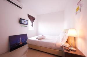 Budget Double Room with Shared Bathroom room in Ipoh Road Hotel