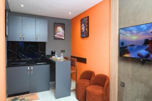 Maison Marocaine Rénovée ,2 Studios Privés, Terrasse Panoramique & Confort pour 4