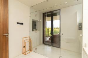 jacuzzi, 2 pools, luxury villa