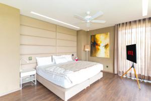 jacuzzi, 2 pools, luxury villa