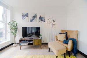 Step Free 2 Bed 2 bath Oasis Flat Close to David Lloyd Gym with Fully Equipped Kitchen& Parking in Dartford Mins from station and 45 minsCentral London