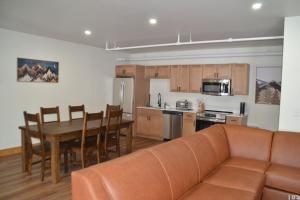 Luxury 2 Bedroom Townhome 102