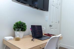 Bright Cheery Apartment Near Downtown