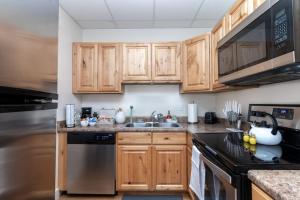 Bright Cheery Apartment Near Downtown