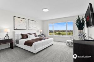 Luxurious Detached House with Private Garage, Lake View, Central AC & More