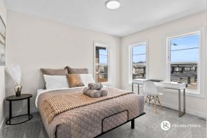 Luxurious Detached House with Private Garage, Lake View, Central AC & More