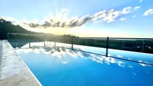 ALL-NEW Modern and Stylish Apartment with Rooftop Infinity Pool