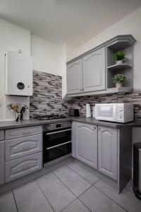 Comfy 3-Bed, Sleeps 5 & Parking