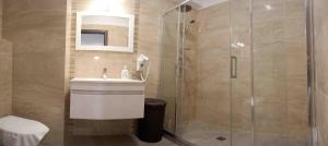 Swimming Pool & Waterfront flat