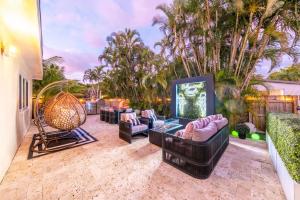 NEW Hollywood Luxury Villa, Game Room, Hot Tub 12, Fire Pit & BBQ
