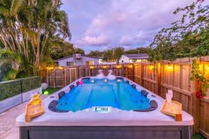 NEW Hollywood Luxury Villa, Game Room, Hot Tub 12, Fire Pit & BBQ