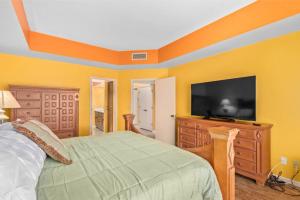 Relax Recharge and Soak in Mountain Views with Pool, Tennis and 55 Plus Resort Style Stay