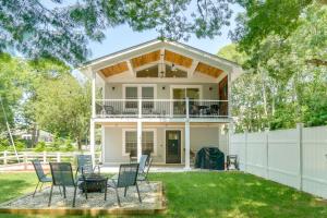 Walk to Beaches Recently Built Cape Cod Home! - 3hvězdičkové hotely ve městě South Yarmouth