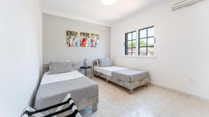 Stylish 3 BDR Retreat with Pool by LovelyStay