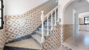 Stylish 3 BDR Retreat with Pool by LovelyStay