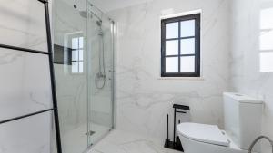 Stylish 3 BDR Retreat with Pool by LovelyStay