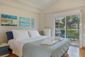 Beach Family Villa in Artemida