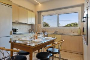 Beach Family Villa in Artemida