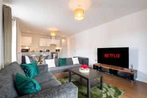 FREE fast Wi-Fi, Netflix & Large Lounge & Balcony!