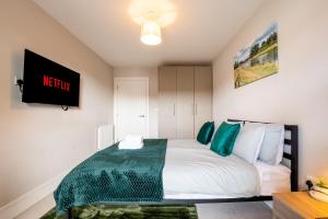 FREE fast Wi-Fi, Netflix & Large Lounge & Balcony!