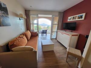 Large 27m2 Studio with sea view & pools