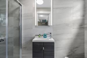 Cozy & Contemporary 2-BR Flat Near Shops & Transit