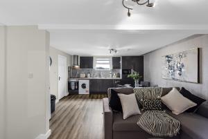 Cozy & Contemporary 2-BR Flat Near Shops & Transit