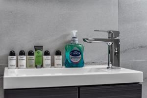 Cozy & Contemporary 2-BR Flat Near Shops & Transit