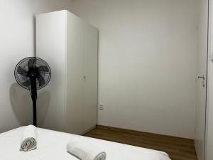 Two Modern Apartments with Complimentary Parking