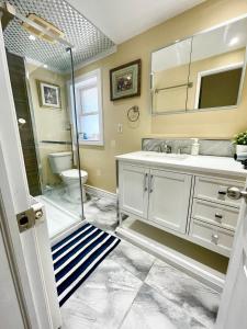 Bright&Modern Space Perfect for couple and Family Step to public transit in Toronto