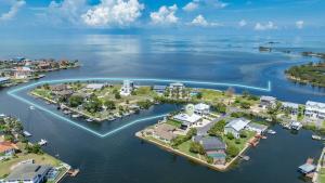 5 Bed 3 Bath Waterfront Pool! Great for families!