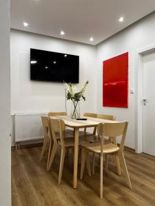 Two Modern Apartments with Complimentary Parking