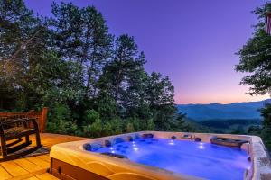 Chasing Sunsets: A Cozy 2-Bedroom Cabin in Smoky Mts with Stunning Mountain Views.