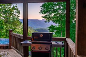 Chasing Sunsets: A Cozy 2-Bedroom Cabin in Smoky Mts with Stunning Mountain Views.