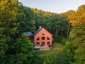 Chasing Sunsets: A Cozy 2-Bedroom Cabin in Smoky Mts with Stunning Mountain Views.