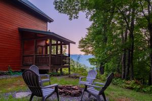 Chasing Sunsets: A Cozy 2-Bedroom Cabin in Smoky Mts with Stunning Mountain Views.