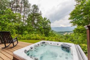 Chasing Sunsets: A Cozy 2-Bedroom Cabin in Smoky Mts with Stunning Mountain Views.