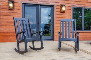 Chasing Sunsets: A Cozy 2-Bedroom Cabin in Smoky Mts with Stunning Mountain Views.