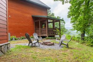 Chasing Sunsets: A Cozy 2-Bedroom Cabin in Smoky Mts with Stunning Mountain Views.