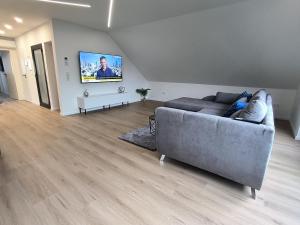 1BR, 2BA apt w AC, walk-in closet, near RAB