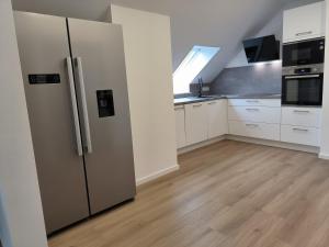 1BR, 2BA apt w AC, walk-in closet, near RAB