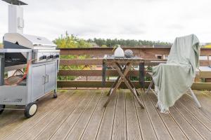 1 bedroom apt with king bed, 2 min to RAB