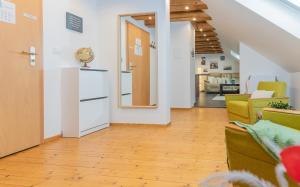 1 bedroom apt with king bed, 2 min to RAB