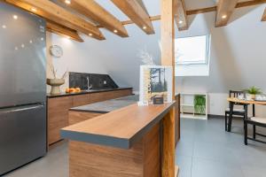 1 bedroom apt with king bed, 2 min to RAB