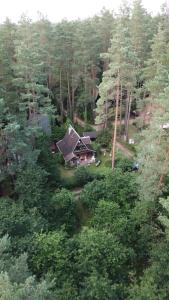 Domek pod Sosnami nad jeziorem GIM