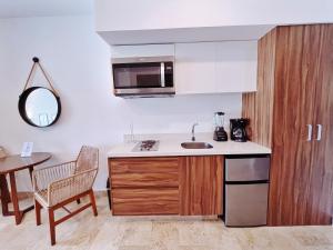 Rooftop ocean view Apt beach 2 blocks away