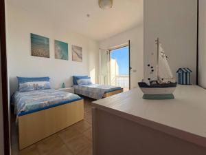 Casa Onda Blu - Lake View Flat, 4 mins from beach with parking!